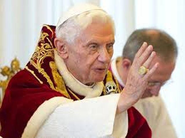 Сегодня Бенедикт XVI последний раз прокатится на папамобиле