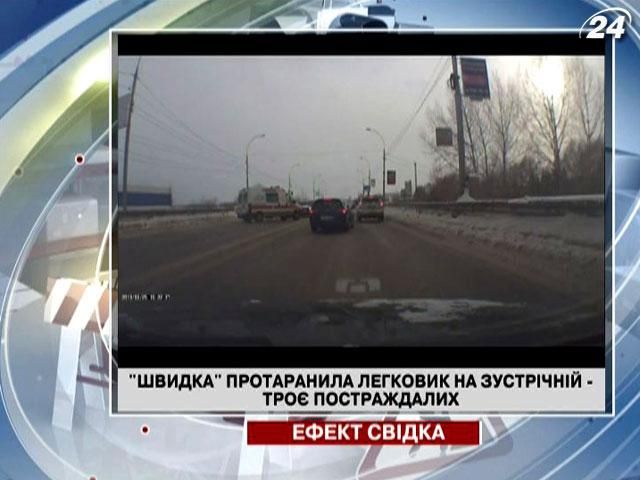 В России "скорая" на встречной протаранила легковушку В России "скорая" на встречной протаранила легковушку