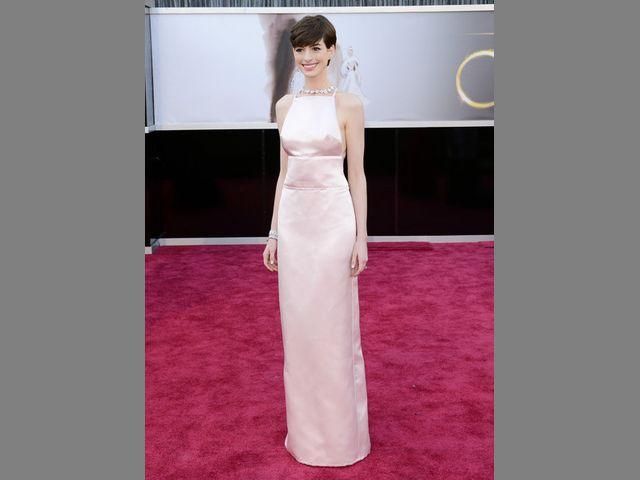 Энн Хэтэуэй призналась, что впопыхах выбирала платье на "Оскар"