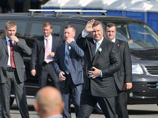 Янукович навідався на дитячу виставку із 20 охоронцями