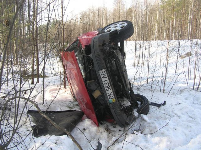 Жінка з двома дітьми перекинулась в авто на Рівненщині (Фото)