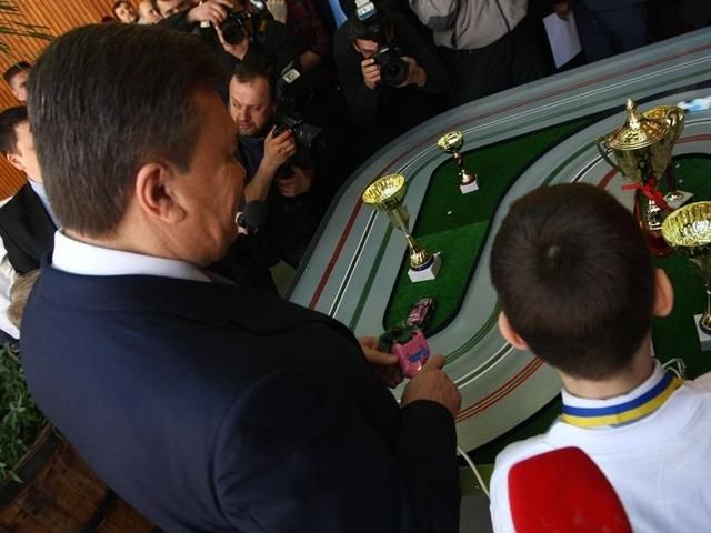 Янукович побавився дитячою машинкою (Фото) Янукович побавився дитячою машинкою (Фото)