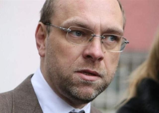 Власенко требует, чтобы его срочно лишили адвокатской лицензии Власенко требует, чтобы его срочно лишили адвокатской лицензии