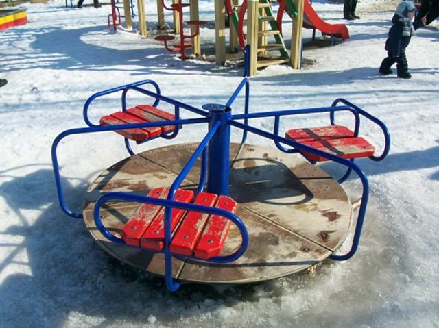 В Ровно 2-летнему малышу зажало руку на карусели В Ровно 2-летнему малышу зажало руку на карусели