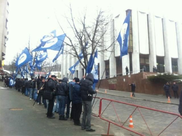 Біля Українського дому зібралися сотні прихильників і супротивників Януковича 