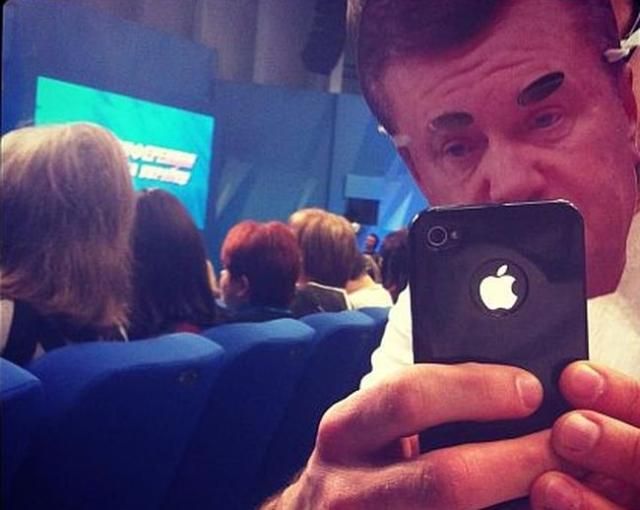 На прес-конференції Януковича сидять активісти в масках з його обличчям (Фото)