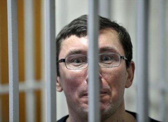 Янукович говорит, что рассматривает возможность помилования Луценко Янукович говорит, что рассматривает возможность помилования Луценко