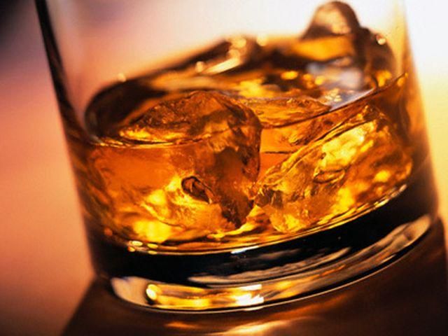 В Шотландии случайно слили в канализацию тысячи литров виски В Шотландии случайно слили в канализацию тысячи литров виски