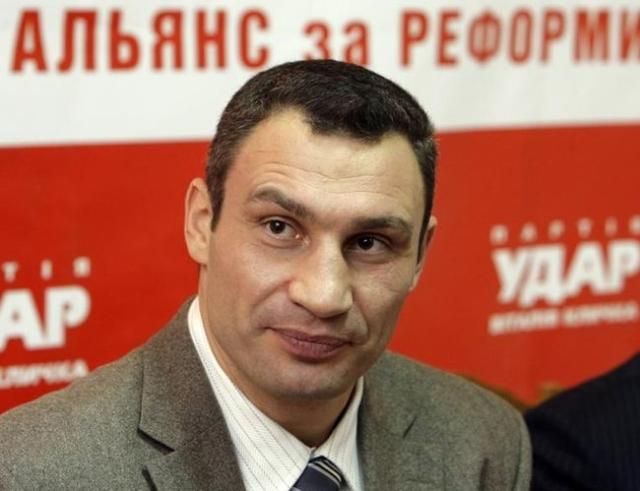 Віталій Кличко, ймовірно, переніс операцію на колінному суглобі Віталій Кличко, ймовірно, переніс операцію на колінному суглобі