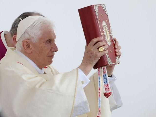 Кравець Бенедикта XVI за кілька тижнів до зречення пошив одяг нового Папи Кравець Бенедикта XVI за кілька тижнів до зречення пошив одяг нового Папи