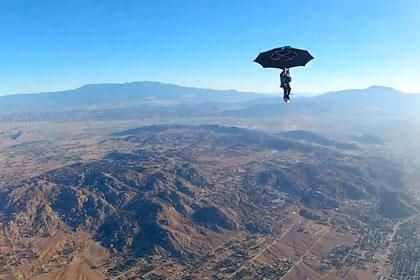 Экстремал спрыгнул с воздушного шара с зонтиком вместо парашюта (Видео) Экстремал спрыгнул с воздушного шара с зонтиком вместо парашюта (Видео)