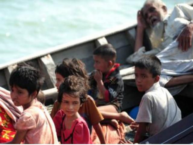 Індонезійські рибалки врятували у відкритому морі більше 60 біженців Індонезійські рибалки врятували у відкритому морі більше 60 біженців