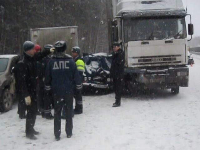 В России на уральской трассе столкнулись сразу 17 автомобилей