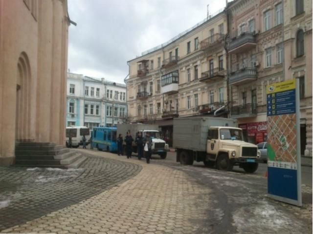 К Гостиному двору подъехали 9 автобусов с "беркутовцами" (Фото) К Гостиному двору подъехали 9 автобусов с "беркутовцами" (Фото)