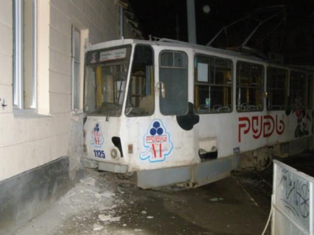 У Львові невідомий викрав трамвай та в'їхав у стіну (Фото) У Львові невідомий викрав трамвай та в'їхав у стіну (Фото)