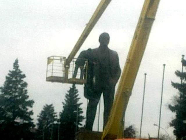 На Донеччині облили фарбою і закидали яйцями пам’ятник Леніну