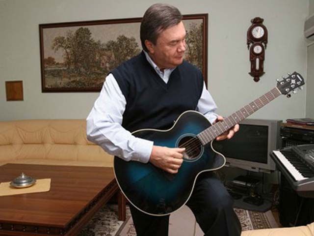 Одні лише двері у Межигір'ї коштують 70 тисяч доларів Одні лише двері у Межигір'ї коштують 70 тисяч доларів