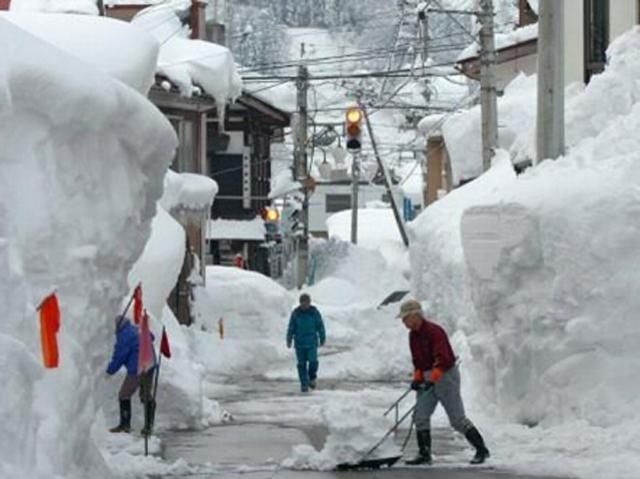 В Японії через снігові замети у власній машині загинула жінка з трьома дітьми В Японії через снігові замети у власній машині загинула жінка з трьома дітьми