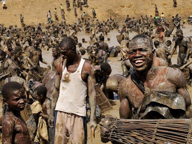 Священный ритуал в Мали: за 15 минут вылавливают всю рыбу (Фото) Священный ритуал в Мали: за 15 минут вылавливают всю рыбу (Фото)