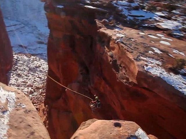 Американські екстремали стрибають у прірву (Відео) Американські екстремали стрибають у прірву (Відео)