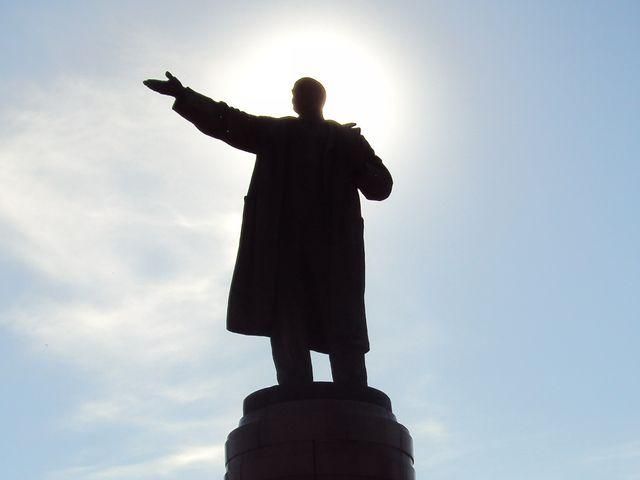 В Енакиево облили Ленина краской: подозревают свободовцев В Енакиево облили Ленина краской: подозревают свободовцев