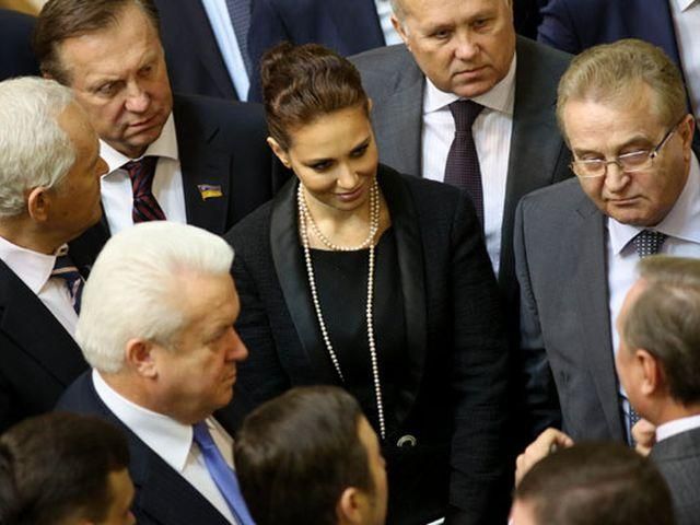 Нардепы-регионалы уверяют, что они - не "депутаты-совместители" Нардепы-регионалы уверяют, что они - не "депутаты-совместители"