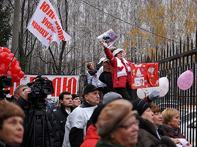 Возле Апелляционного суда с колоколами и флагами скандируют за Тимошенко