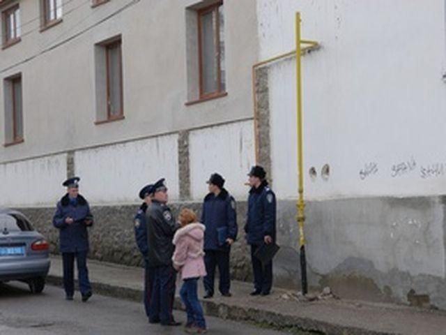 Крим: будівлю Духовного управління мусульман осквернили свастикою Крим: будівлю Духовного управління мусульман осквернили свастикою