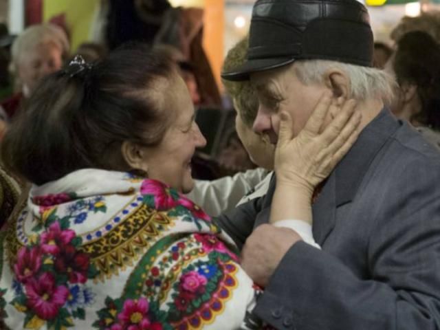 В киевском метро пенсионеры собираются, чтобы потанцевать и найти любовь (Фото, відео)