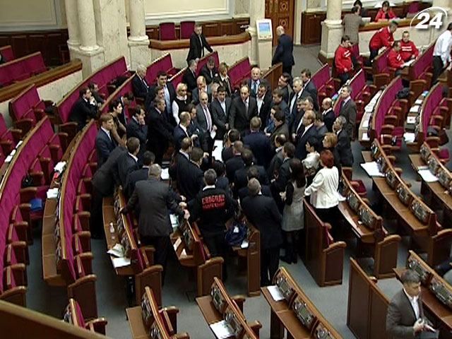 Оппозиция рассматривает возможность блокирования трибуны Оппозиция рассматривает возможность блокирования трибуны