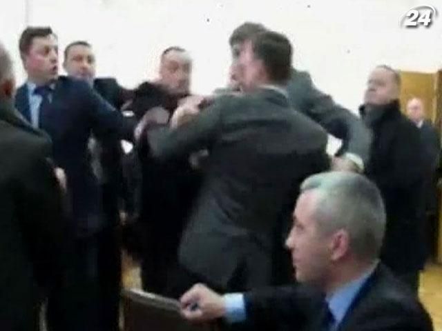 Cвободівець побив віце-губернатора Тернопільщини (Відео) Cвободівець побив віце-губернатора Тернопільщини (Відео)