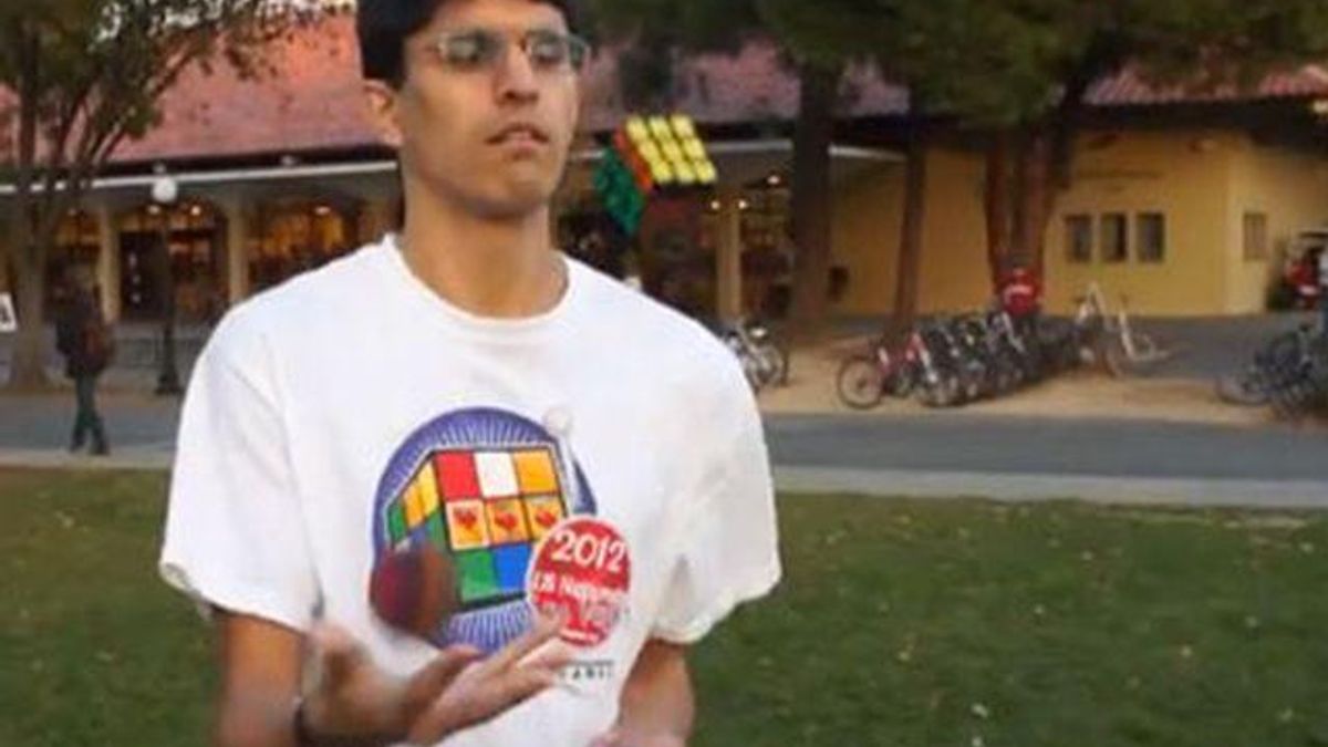 Студент зібрав кубик Рубіка, жонглюючи ним (Відео) 