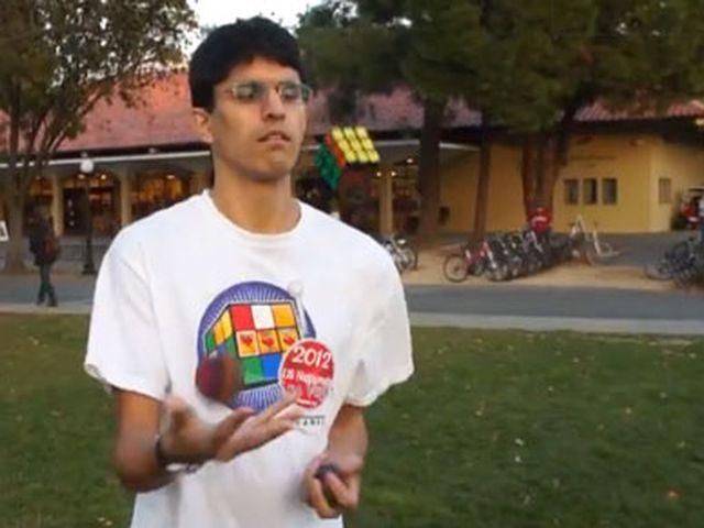 Студент зібрав кубик Рубіка, жонглюючи ним (Відео) 