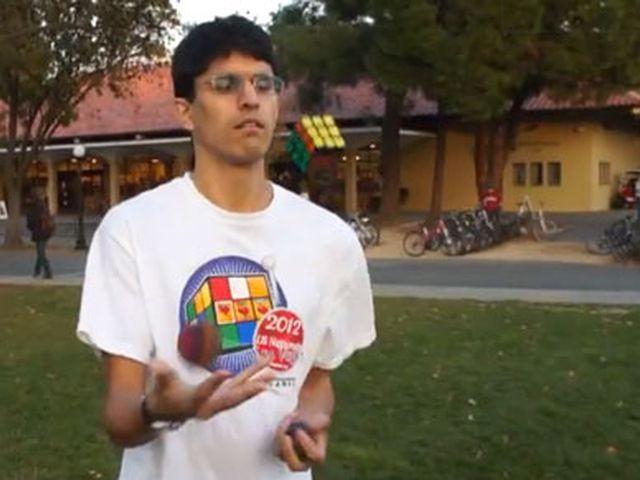 Студент собрал кубик Рубика, жонглируя им (Видео)