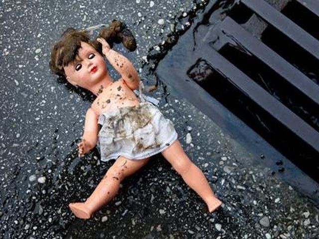 Мужчина пытался изнасиловать свою 6-летнюю дочь прямо в поезде Мужчина пытался изнасиловать свою 6-летнюю дочь прямо в поезде