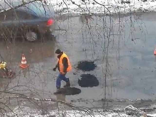 В Виннице асфальт кладут прямо в лужи