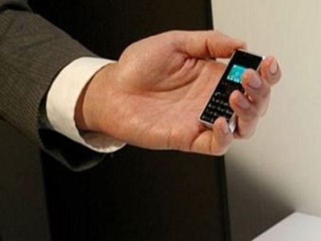 У Японії представили мобільний телефон вагою 32 грами