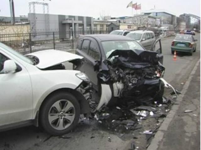 В Киеве в одной аварии столкнулись 4 авто (Фото) В Киеве в одной аварии столкнулись 4 авто (Фото)