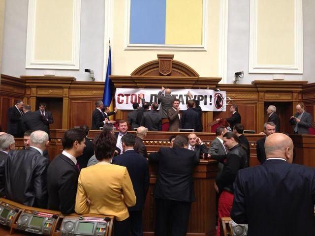 "Батькивщина" и "Свобода" покинули Раду "Батькивщина" и "Свобода" покинули Раду