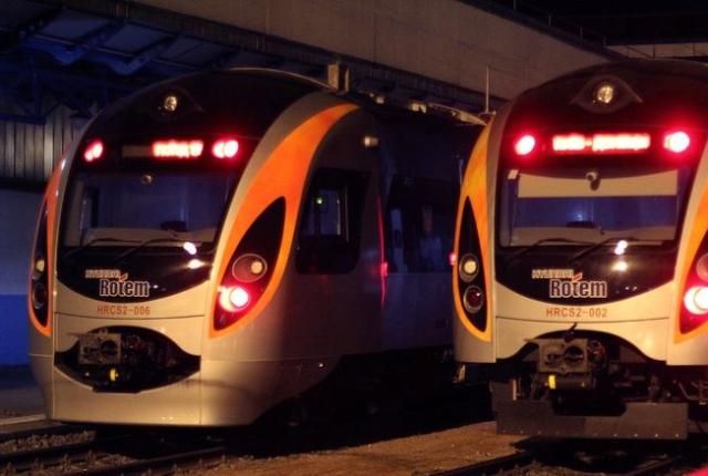 Через неполадку потяга Hyundai 420 пасажирів застрягли на три години 