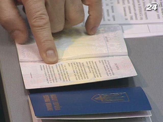 Крупним планом: за закордонні паспорти українці переплачують мільйони гривень 