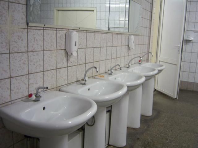 В Кировограде мужчину ограбили прямо в туалете