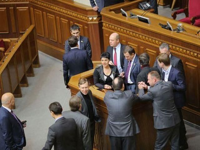 Регионалы и коммунисты ушли из Рады, так и не поработав Регионалы и коммунисты ушли из Рады, так и не поработав