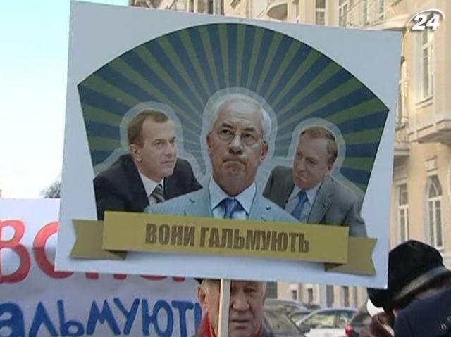 К Правительству пришли активисты с плакатами "Они тормозят" К Правительству пришли активисты с плакатами "Они тормозят"