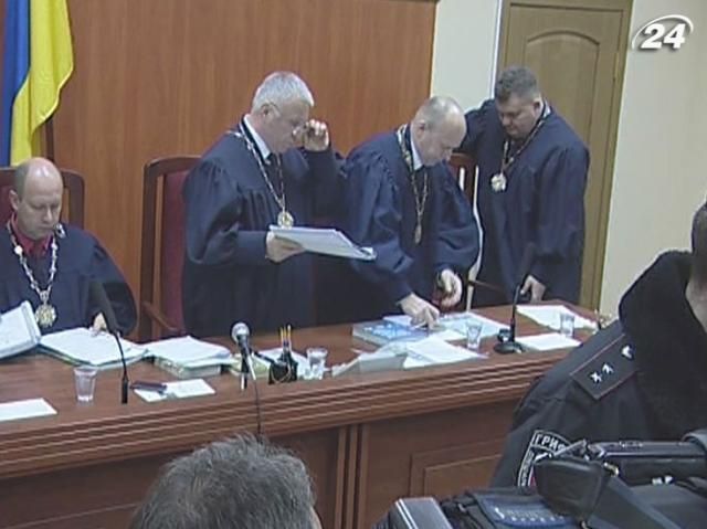 Суд удалился в совещательную комнату, чтобы принять решение по Власенко
