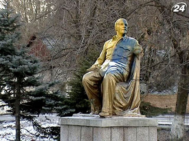 Крупним планом: Війна проти пам’ятників Леніну дісталася сходу та півдня України Крупним планом: Війна проти пам’ятників Леніну дісталася сходу та півдня України