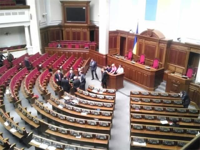 У заблокованій Раді нардепам-жінкам роздають квіти (Відео) У заблокованій Раді нардепам-жінкам роздають квіти (Відео)