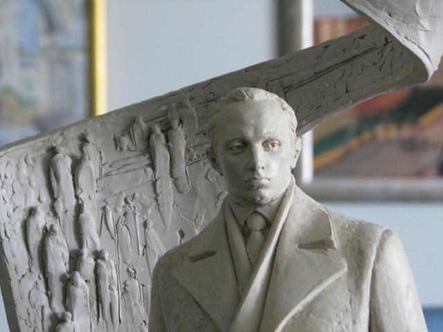 Комуніст: За пам'ятники Бандері треба відбивати носи чиновникам Комуніст: За пам'ятники Бандері треба відбивати носи чиновникам