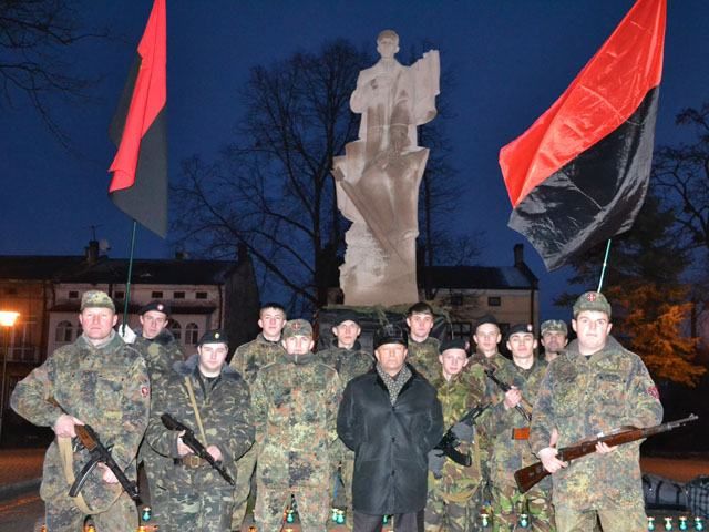 Свободівці збираються охороняти пам’ятники Бандері і Шухевичу