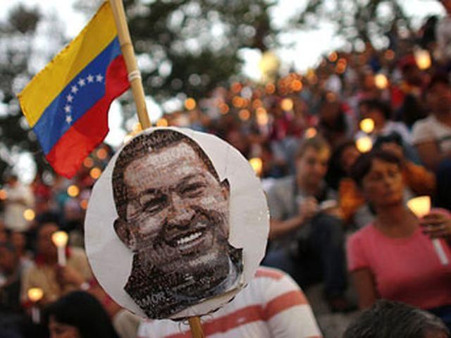 Чтобы проститься с Чавесом люди стоят 8-9 часов в очереди Чтобы проститься с Чавесом люди стоят 8-9 часов в очереди